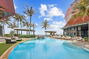 Luxury Beachfront 1-bed Apartment With Pool & Gym