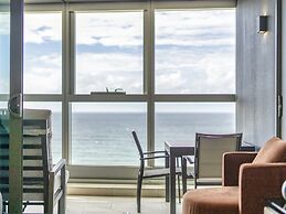 Luxury Beachfront 1-bed Apartment With Pool & Gym