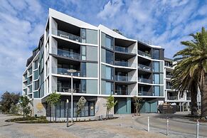 Coastal Apartment With Rooftop Pool