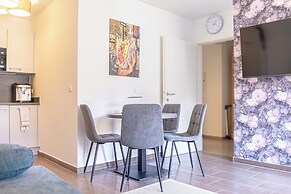Modern 1BR 1LR Balcony City Centers