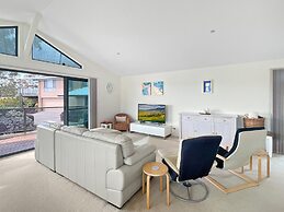 Beachside Retreat With Garage Parking
