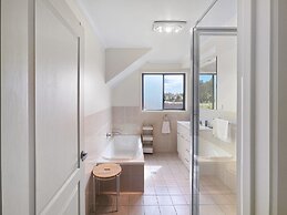 Beachside Retreat With Garage Parking
