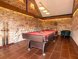 Atmospheric Holiday Home With a Swimming Pool