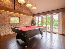 Atmospheric Holiday Home With a Swimming Pool