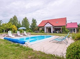 Atmospheric Holiday Home With a Swimming Pool