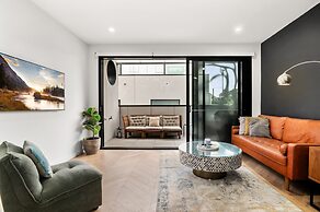 Chic Home With BBQ & Outdoor Dining