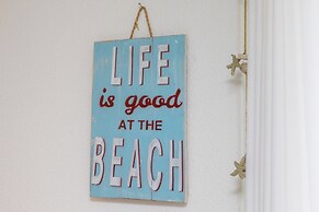 Beachside Modern Holiday Home for 6