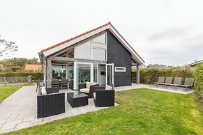 Beachside Modern Holiday Home for 6