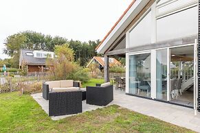 Beachside Modern Holiday Home for 6