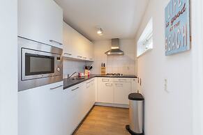 Beachside Modern Holiday Home for 6
