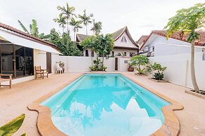 Poolside 3BR for Relaxed Stays V278