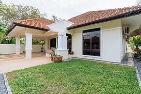 Poolside 3BR for Relaxed Stays V278