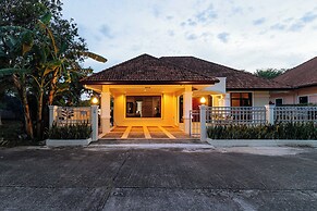 Poolside 3BR for Relaxed Stays V278