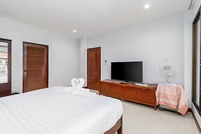 Poolside 3BR for Relaxed Stays V278