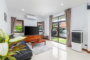 Poolside 3BR for Relaxed Stays V278