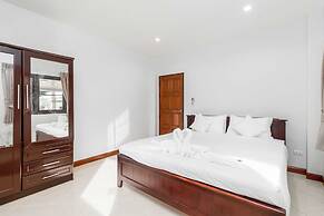 Poolside 3BR for Relaxed Stays V278
