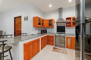 Poolside 3BR for Relaxed Stays V278