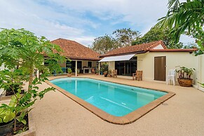 Poolside 3BR for Relaxed Stays V278