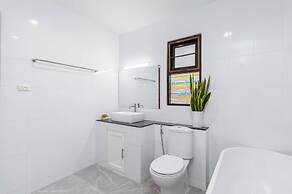 Poolside 3BR for Relaxed Stays V278