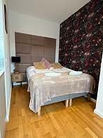 Stylish 1BR Apt Balcony AC City Center