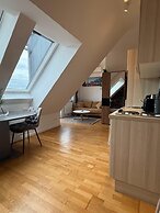 Stylish 1BR Apt Balcony AC City Center