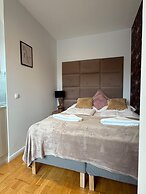 Stylish 1BR Apt Balcony AC City Center