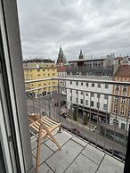 Stylish 1BR Apt Balcony AC City Center