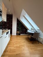 Stylish 1BR Apt Balcony AC City Center