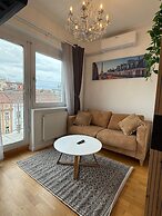 Stylish 1BR Apt Balcony AC City Center