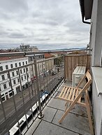 Stylish 1BR Apt Balcony AC City Center