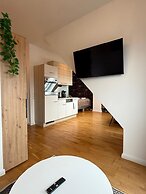Stylish 1BR Apt Balcony AC City Center
