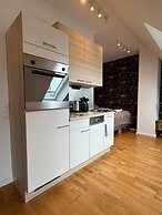 Stylish 1BR Apt Balcony AC City Center