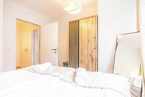 City Center Metro 1BR 1LR King Bed
