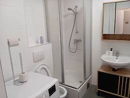 City Center Metro 1BR 1LR King Bed