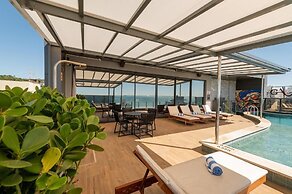 Luxury Stay Steps from Praia Brava