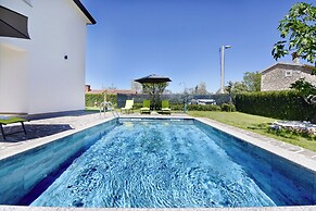 Relaxing Holiday Home With Shared Pool