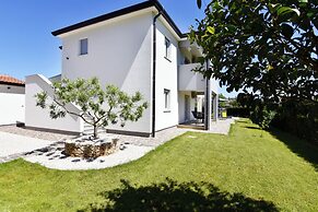 Relaxing Holiday Home With Shared Pool