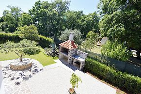 Relaxing Holiday Home With Shared Pool