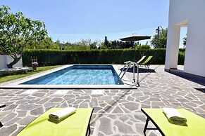 Relaxing Holiday Home With Shared Pool