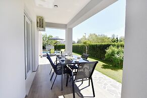 Relaxing Holiday Home With Shared Pool