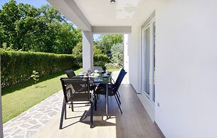 Relaxing Holiday Home With Shared Pool