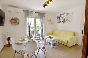 Relaxing Holiday Home With Shared Pool