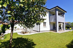 Relaxing Holiday Home With Shared Pool