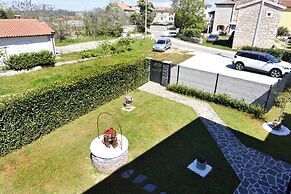 Relaxing Holiday Home With Shared Pool