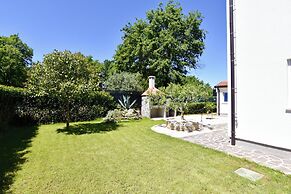 Relaxing Holiday Home With Shared Pool