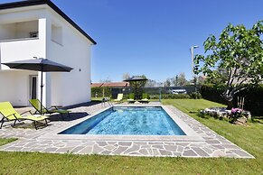 Relaxing Holiday Home With Shared Pool