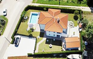 Relaxing Holiday Home With Shared Pool