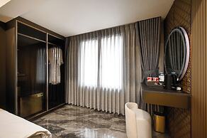 The Moon 1 Hotel
