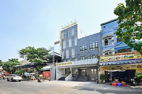 The Moon 1 Hotel