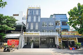The Moon 1 Hotel